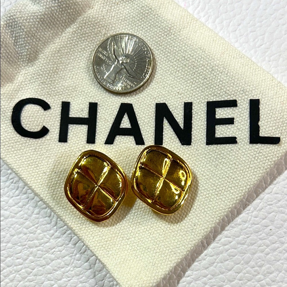 CHANEL authentic Gold Earrings